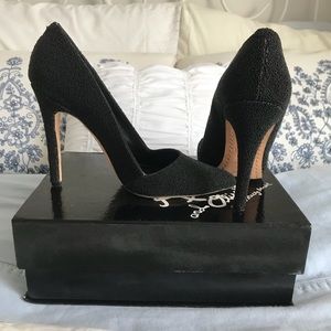 Elegant Alice and olivia beaded pump